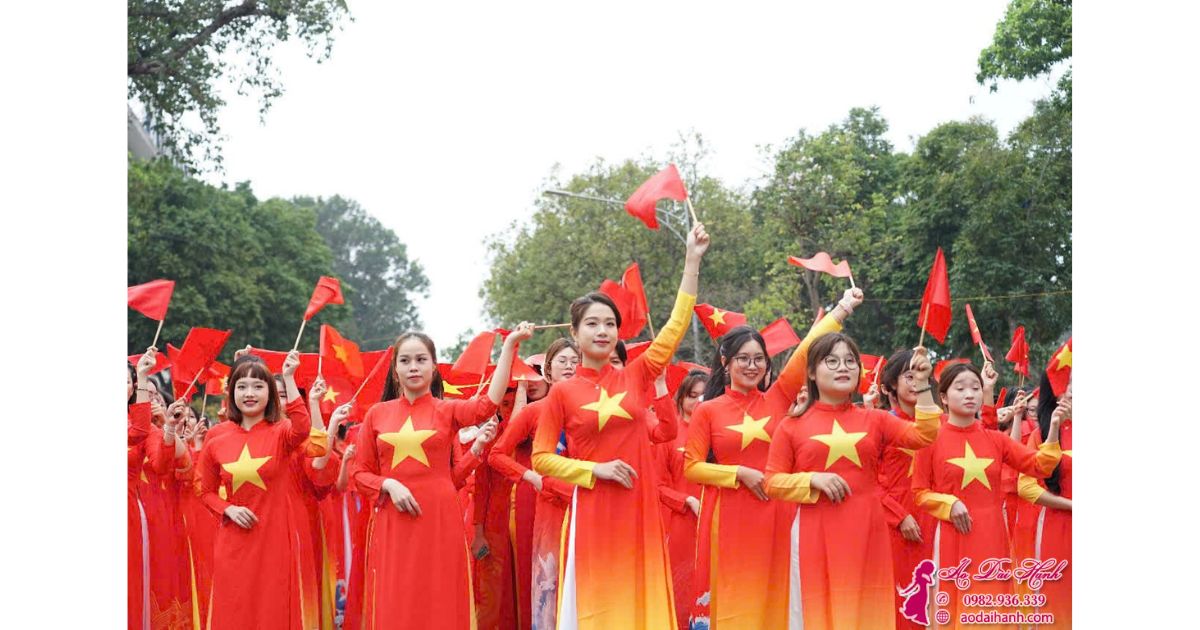 ao-dai-co-do-sao-vang-03