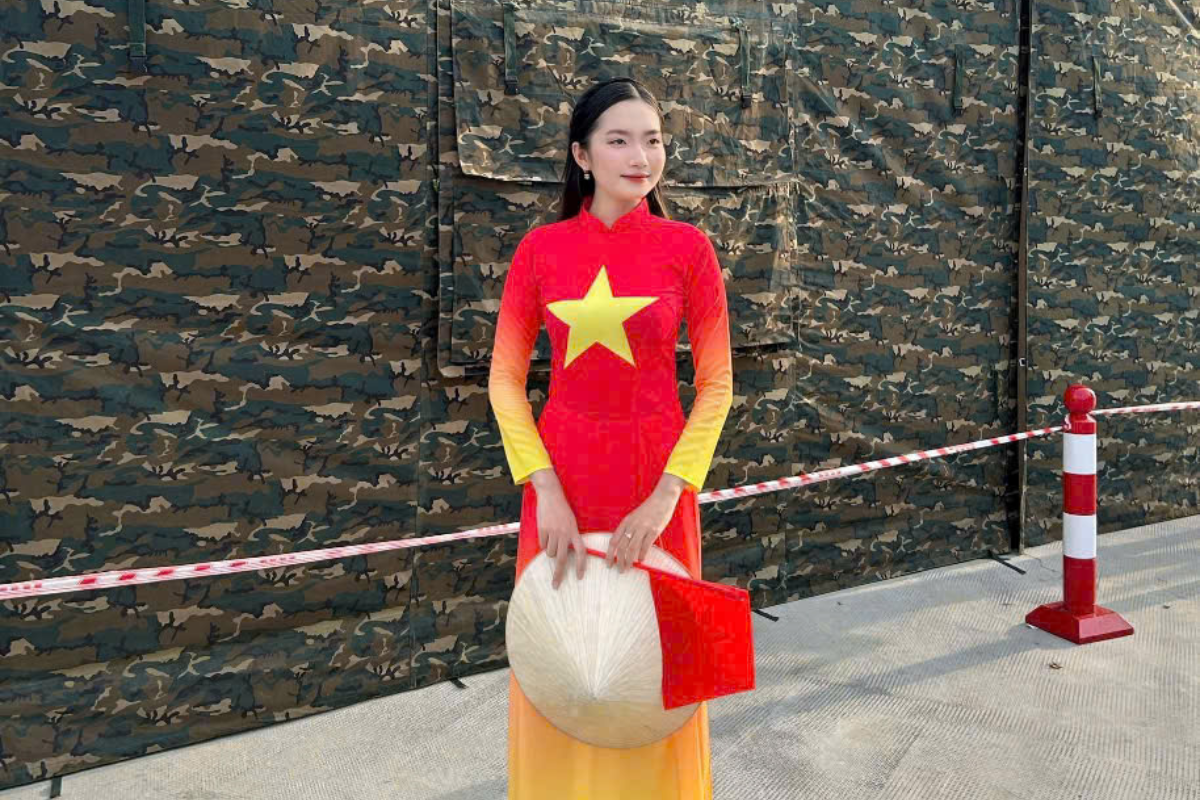 ao-dai-co-do-sao-vang